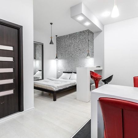 Black And Red Squares Apartment Лвив Екстериор снимка