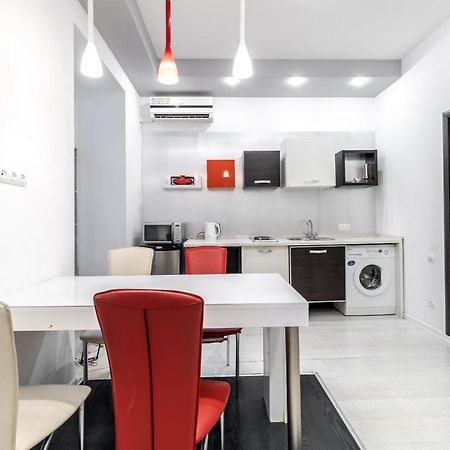 Black And Red Squares Apartment Лвив Екстериор снимка