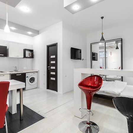 Black And Red Squares Apartment Лвив Екстериор снимка