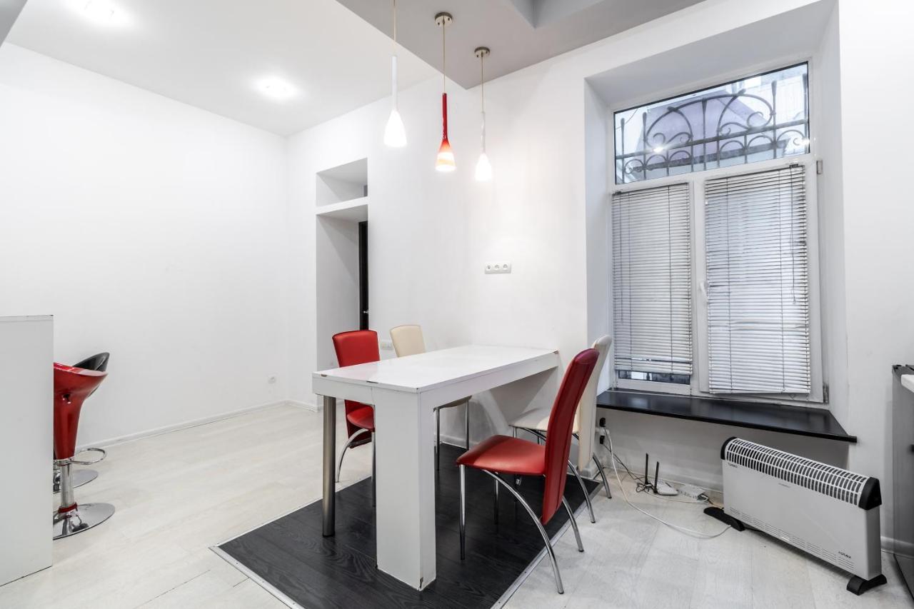 Black And Red Squares Apartment Лвив Екстериор снимка