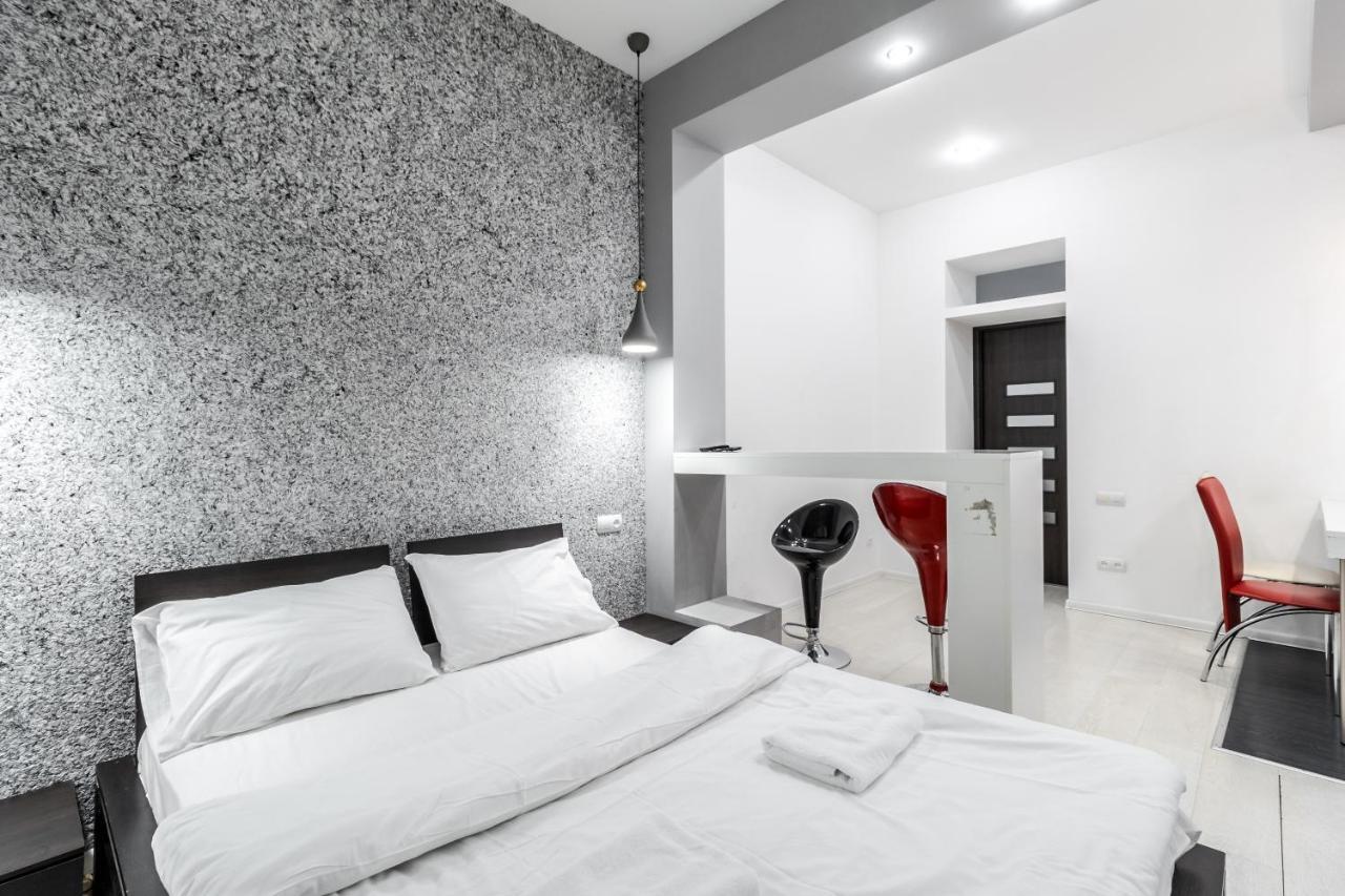 Black And Red Squares Apartment Лвив Екстериор снимка