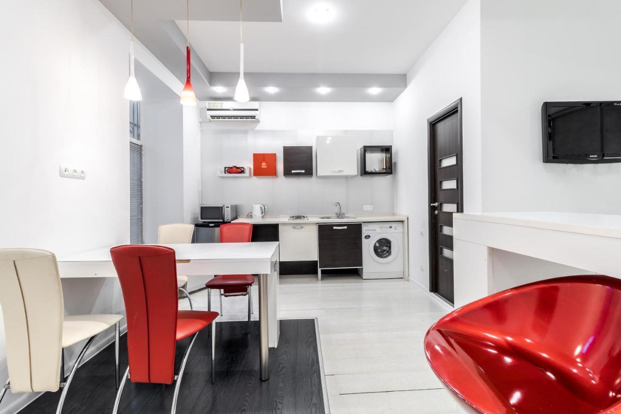 Black And Red Squares Apartment Лвив Екстериор снимка