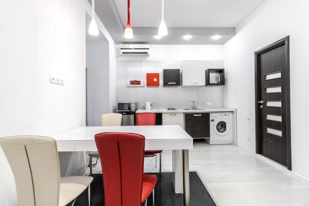 Black And Red Squares Apartment Лвив Екстериор снимка