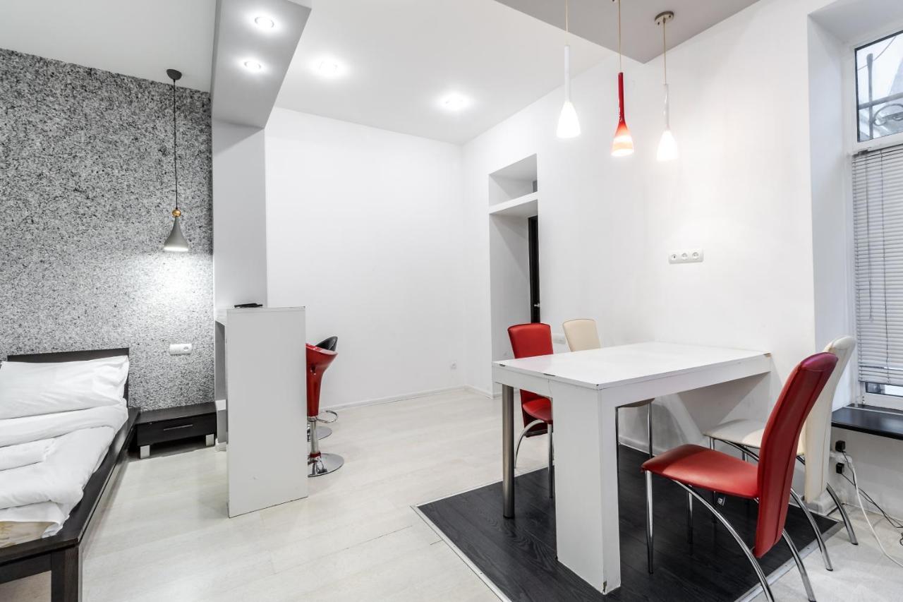 Black And Red Squares Apartment Лвив Екстериор снимка