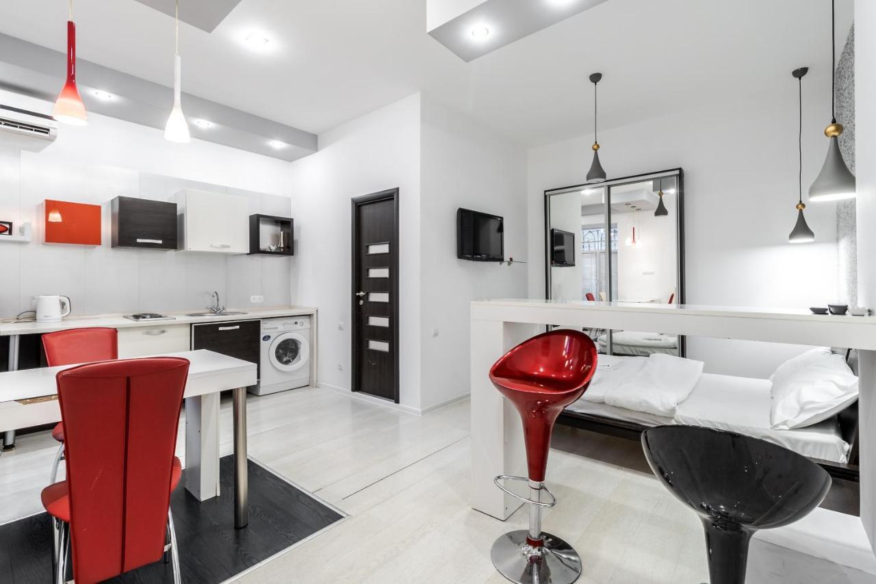 Black And Red Squares Apartment Лвив Екстериор снимка