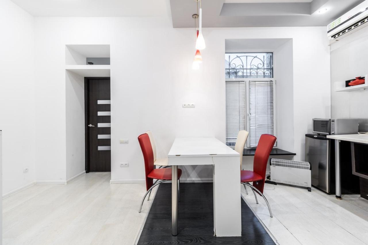 Black And Red Squares Apartment Лвив Екстериор снимка