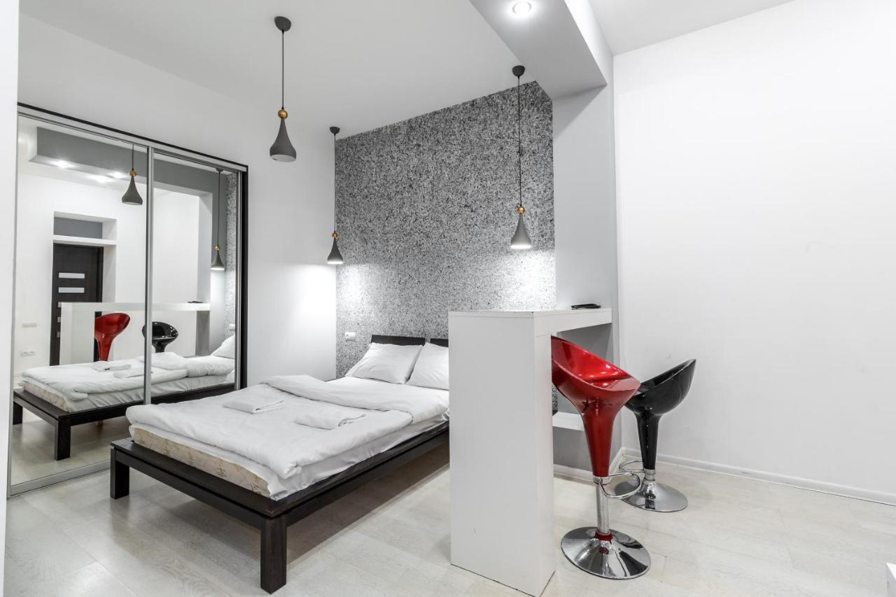Black And Red Squares Apartment Лвив Екстериор снимка