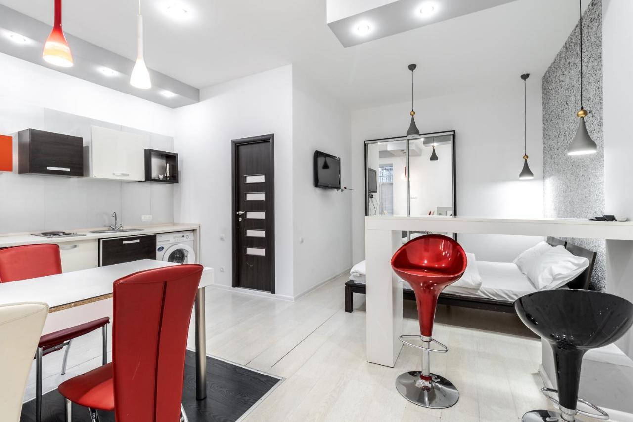 Black And Red Squares Apartment Лвив Екстериор снимка