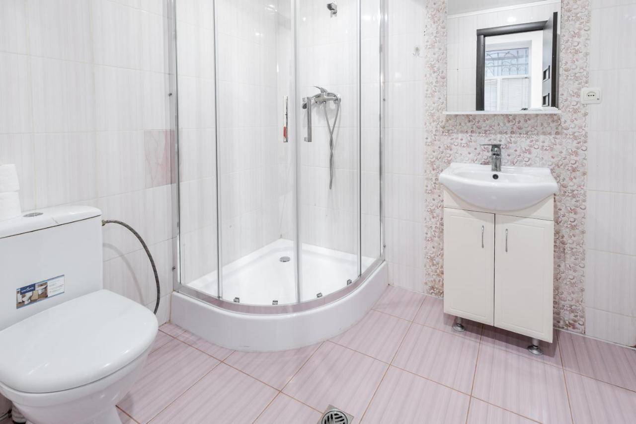 Black And Red Squares Apartment Лвив Екстериор снимка
