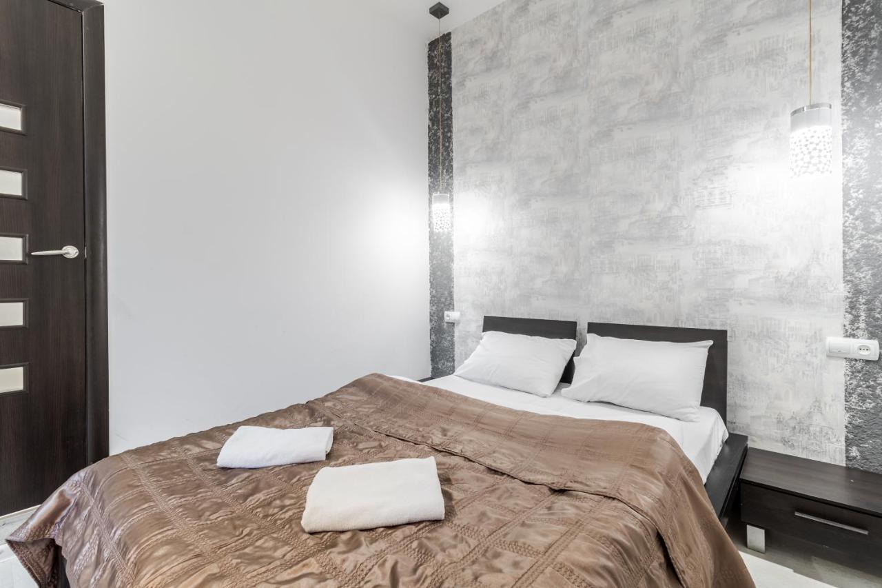 Black And Red Squares Apartment Лвив Екстериор снимка