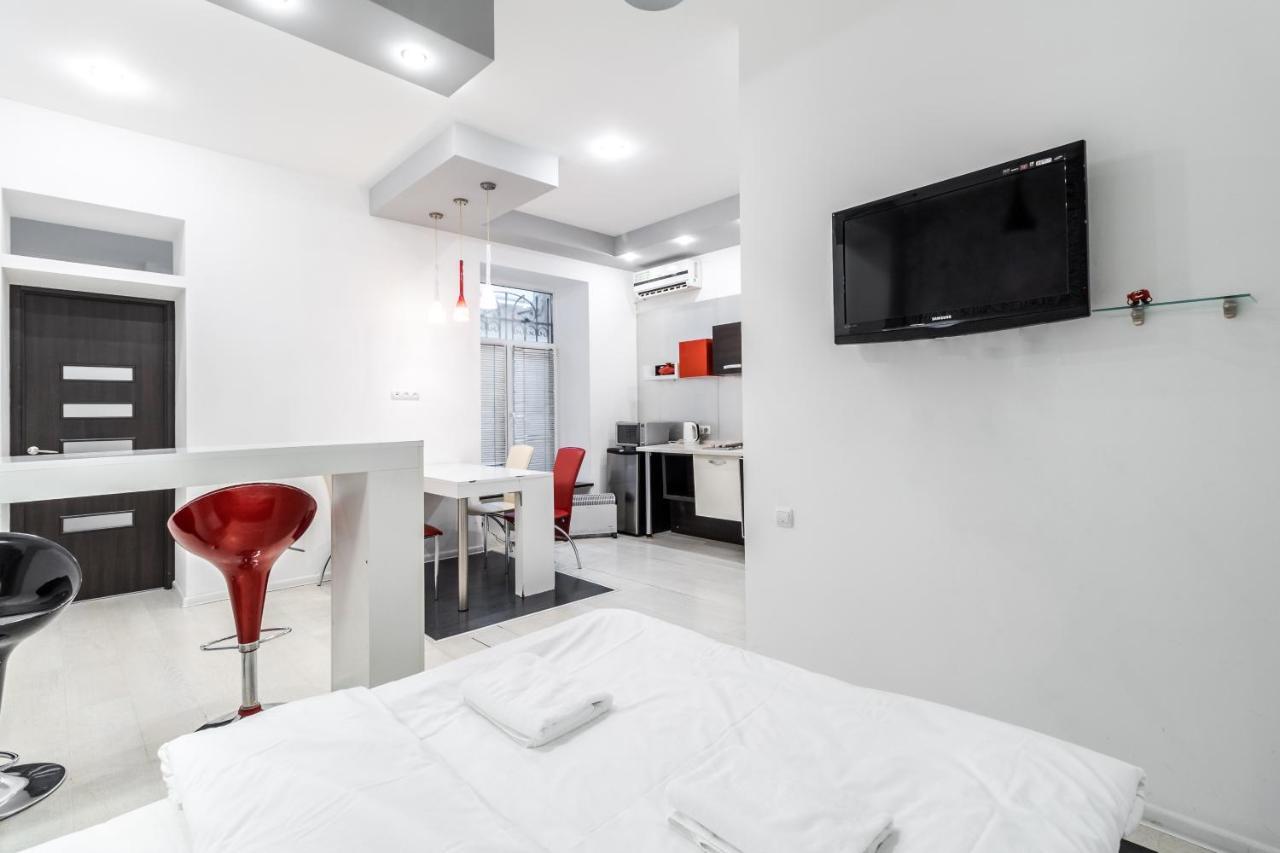Black And Red Squares Apartment Лвив Екстериор снимка