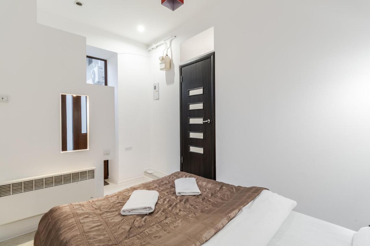 Black And Red Squares Apartment Лвив Екстериор снимка